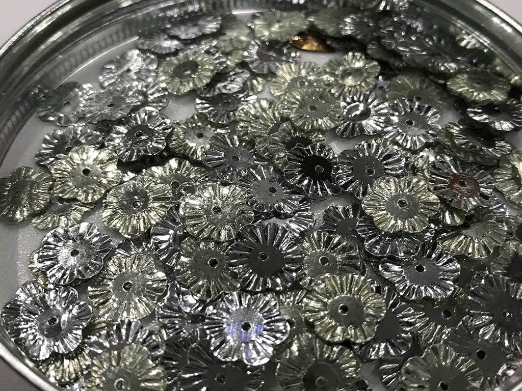 silver-flower-1-hole-plastic-sequins