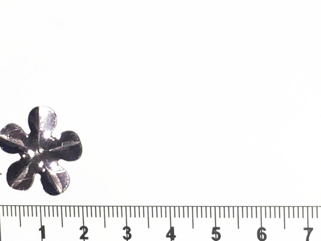 silver-flower-1-hole-plastic-sequins-1