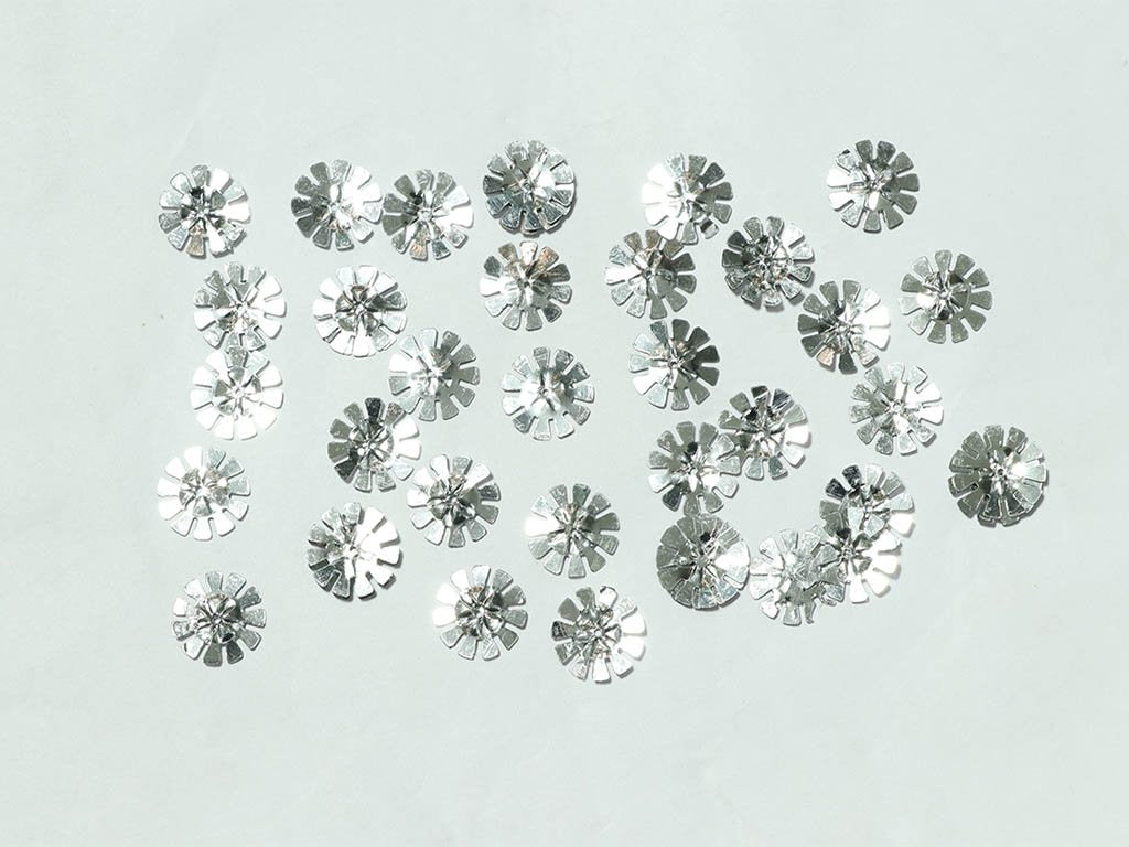 silver-flower-flat-plastic-sequins-16-mm