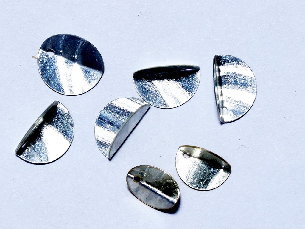 silver-one-hole-half-folded-round-plastic-sequin