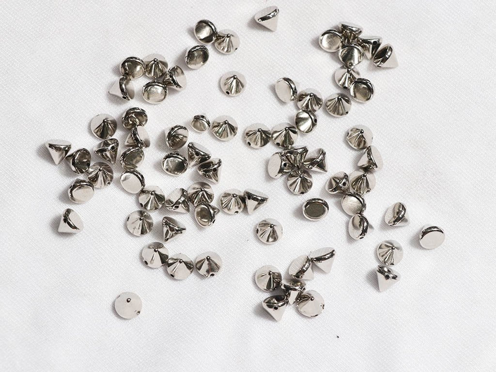 silver-pyramid-designer-plastic-beads-8-mm