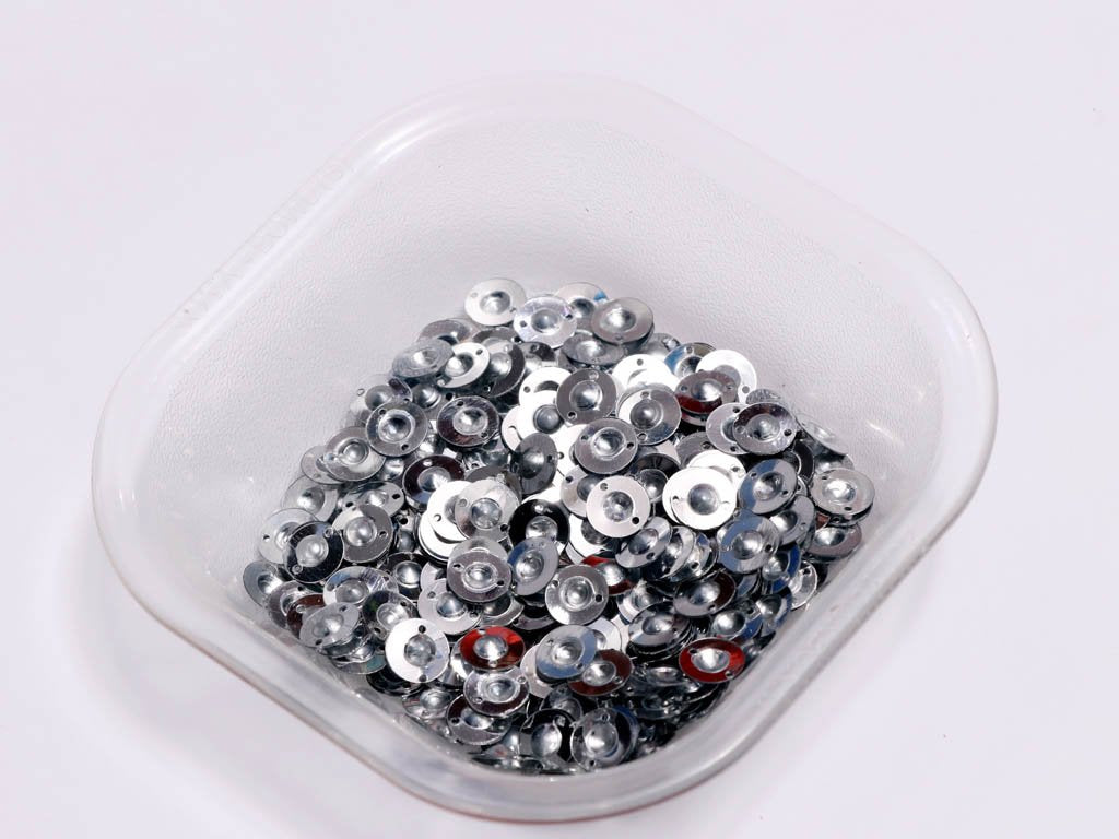 silver-two-hole-circular-plastic-sequins
