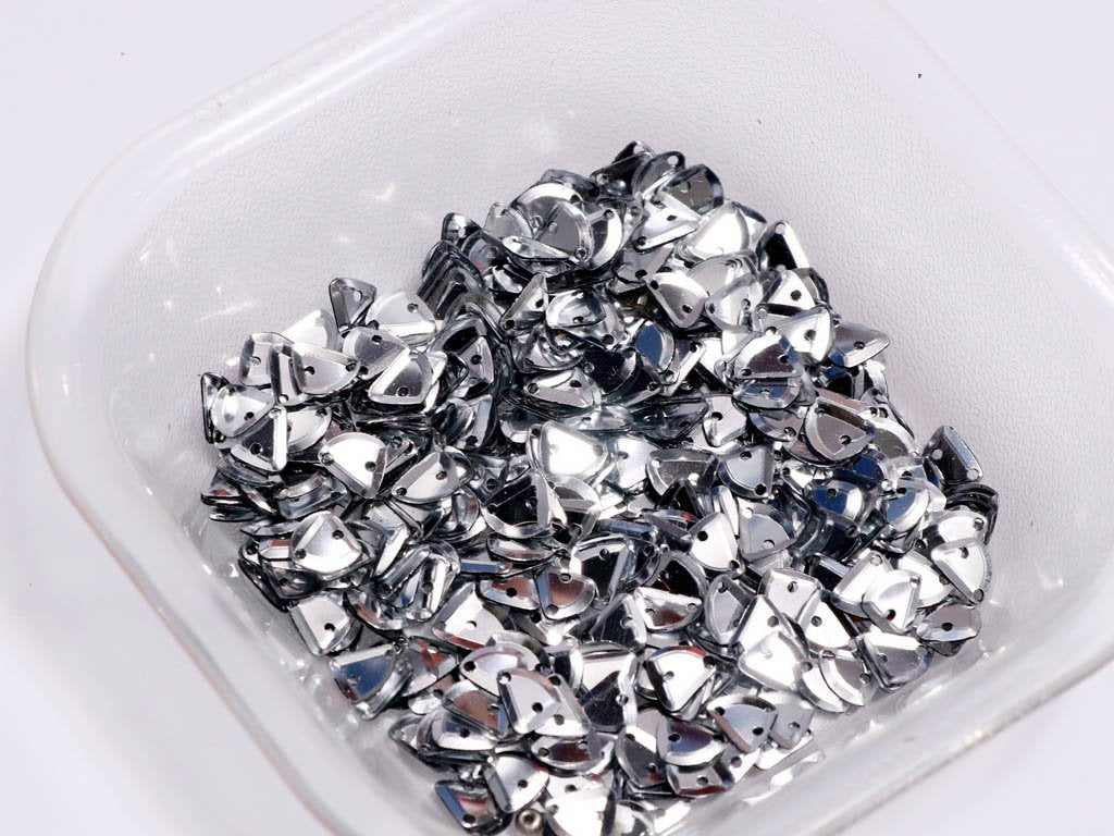 silver-two-hole-uneven-plastic-sequins