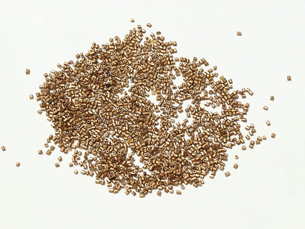 spray-golden-opaque-2-cut-glass-seed-beads-2-mm