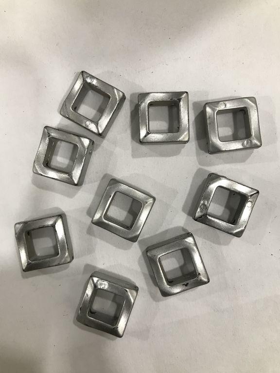 spray-silver-square-plastic-beads