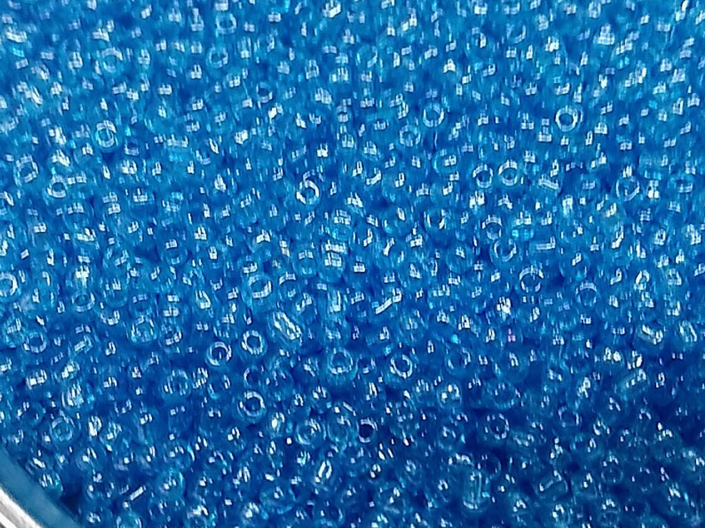 transparent-aqua-blue-round-rocaille-glass-seed-beads