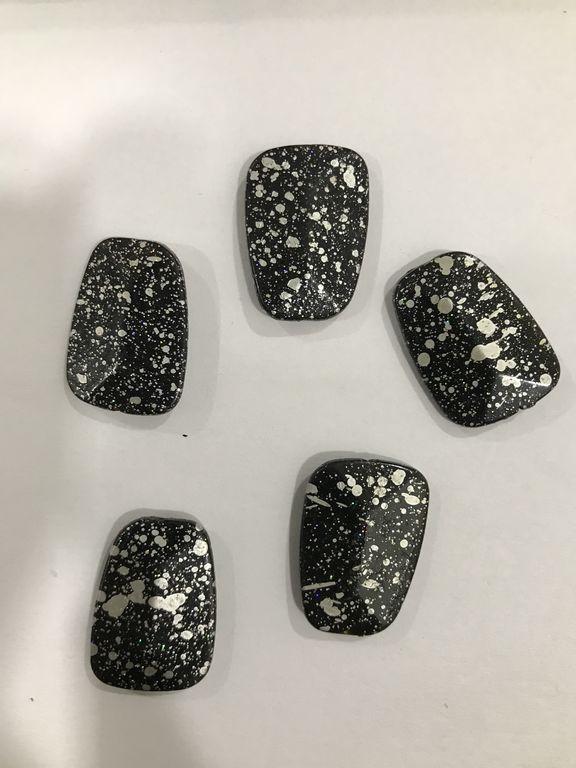uneven-rectangular-shaped-black-plastic-beads-1