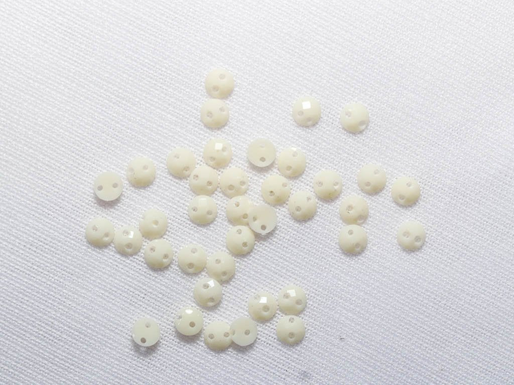 white-2-hole-circular-dyeable-plastic-stones-4-mm