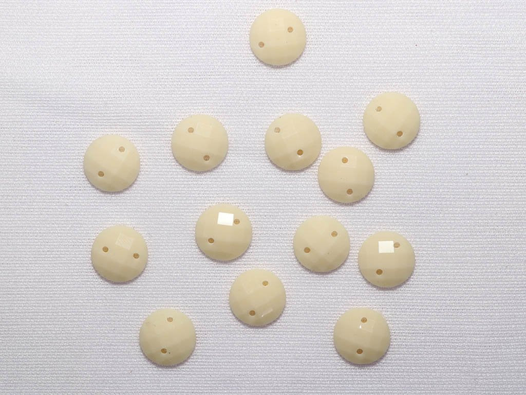 white-2-hole-circular-dyeable-plastic-stones-10-mm