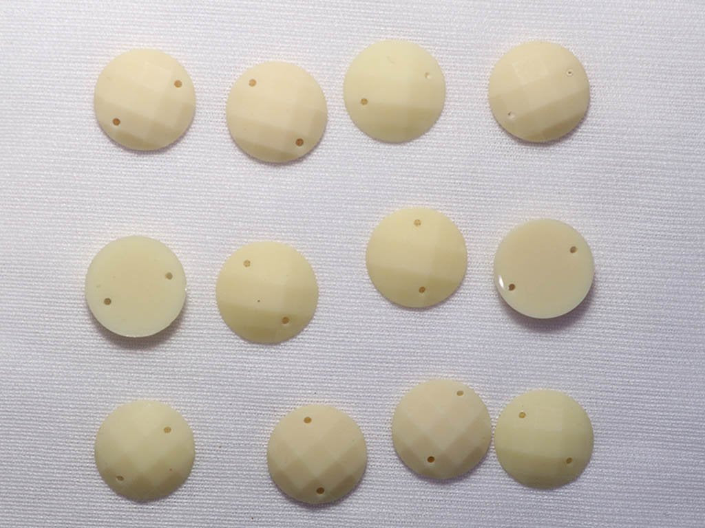 white-2-hole-circular-dyeable-plastic-stones-14-mm