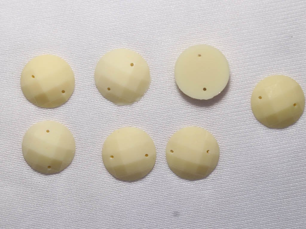 white-2-hole-circular-dyeable-plastic-stones-16-mm