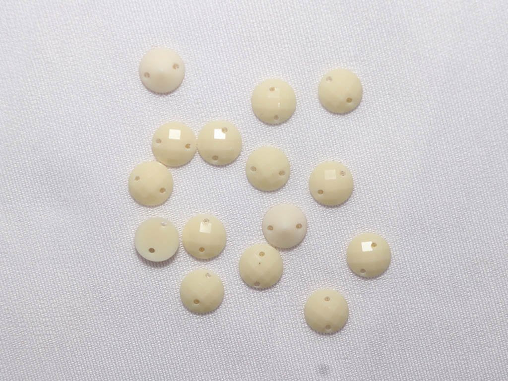white-2-hole-circular-dyeable-plastic-stones-8-mm