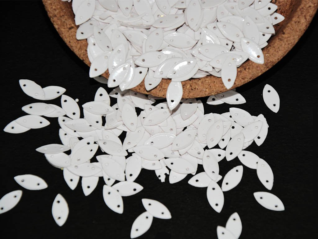 white-2-hole-leaf-plastic-sequins