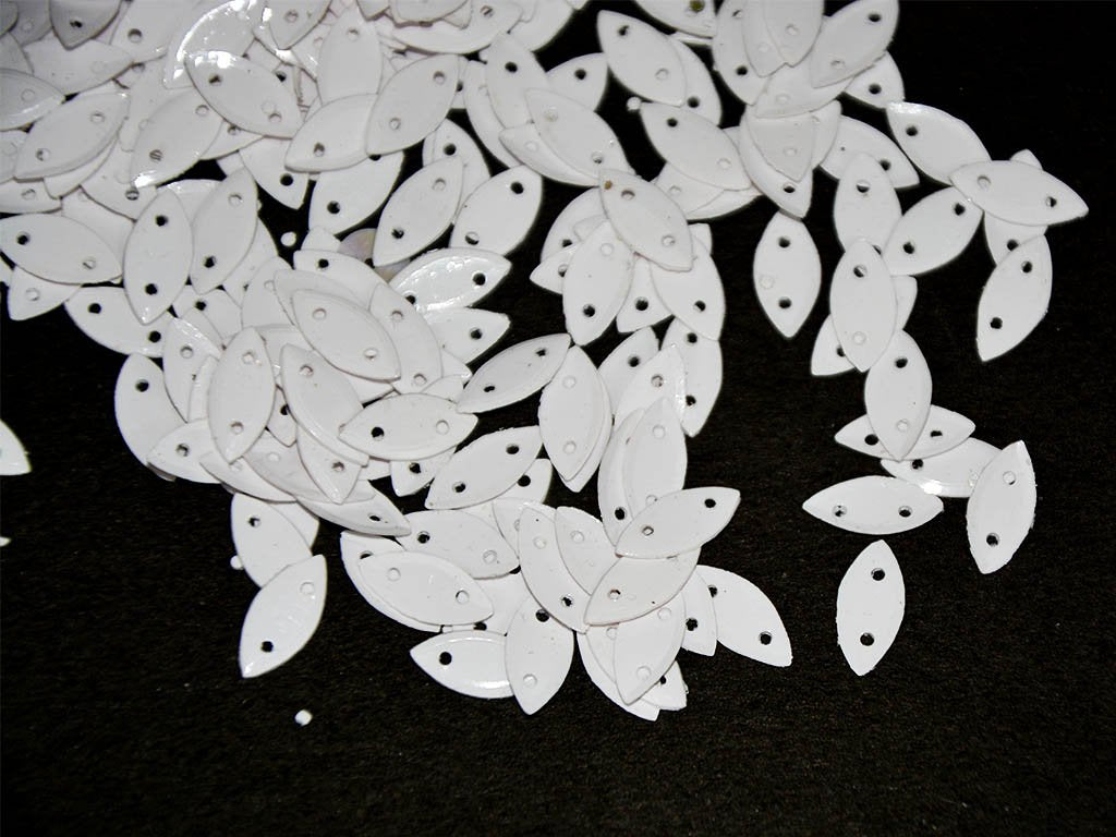 white-2-hole-leaf-plastic-sequins