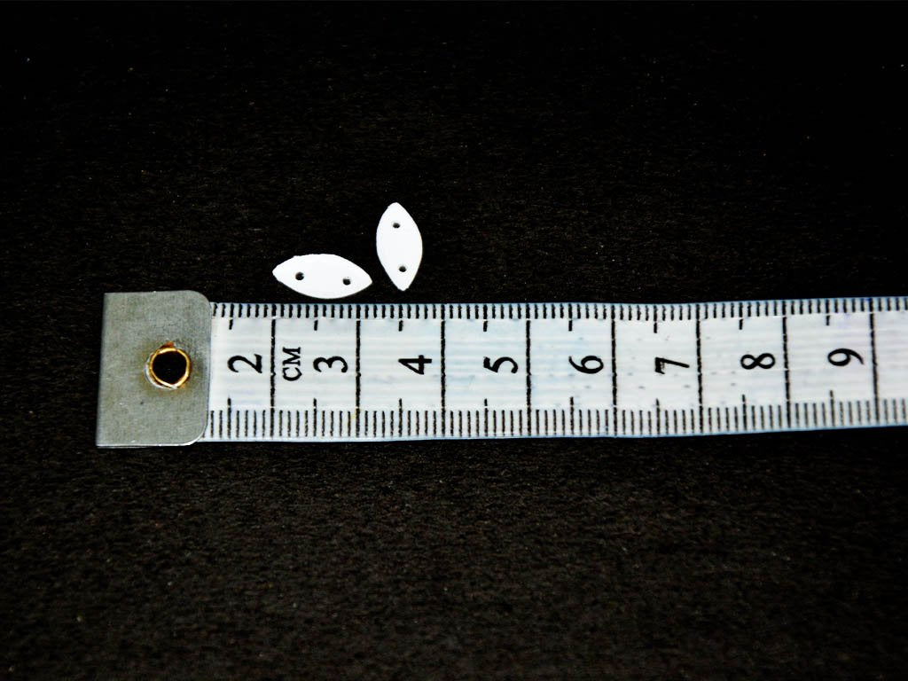 white-2-hole-leaf-plastic-sequins