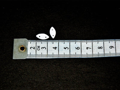 white-2-hole-leaf-plastic-sequins