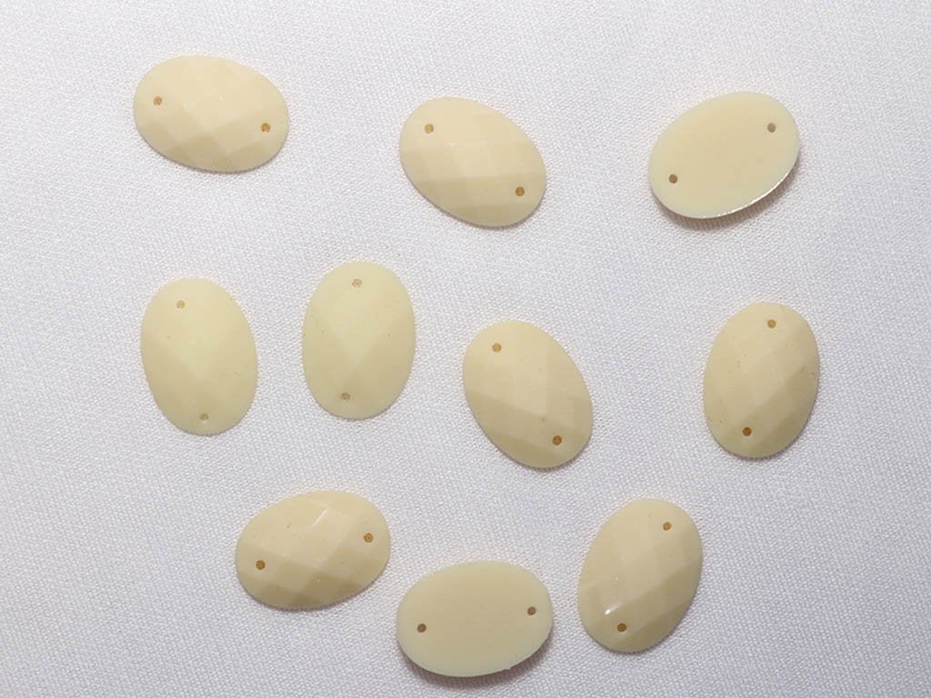 white-2-hole-oval-dyeable-plastic-stones-18x13-mm