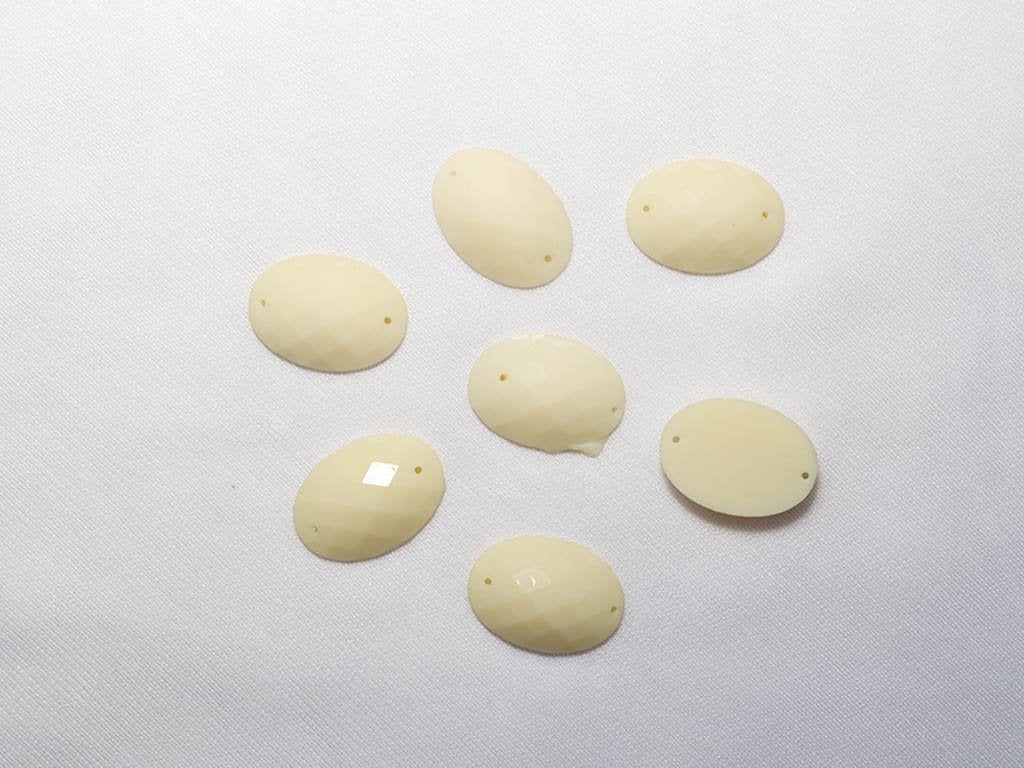 white-2-hole-oval-dyeable-plastic-stones-18x25-mm