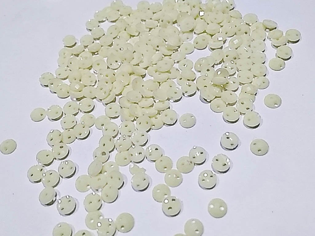 white-dyeable-circular-2-hole-plastic-stones-4-mm