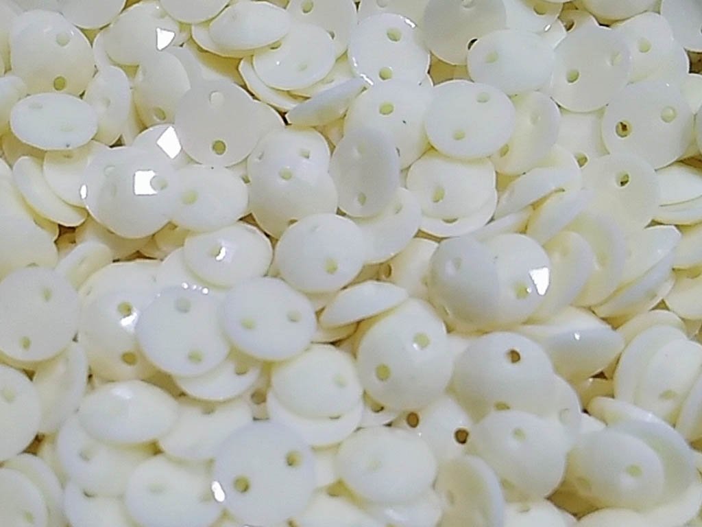 white-dyeable-circular-2-hole-plastic-stones-6-mm