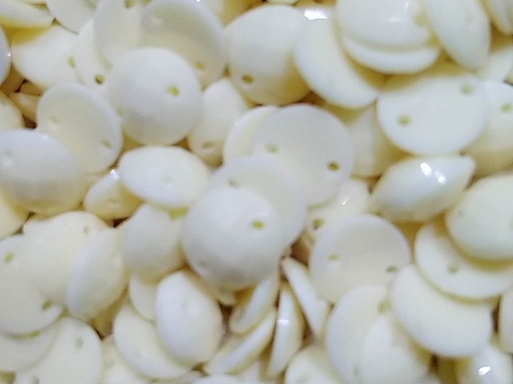 white-dyeable-circular-2-hole-plastic-stones-8-mm
