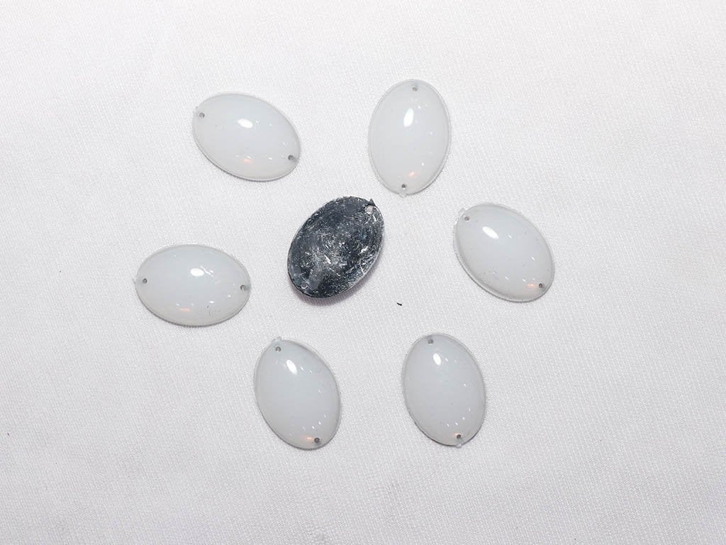 white-dyeable-oval-plastic-stones-25x18-mm