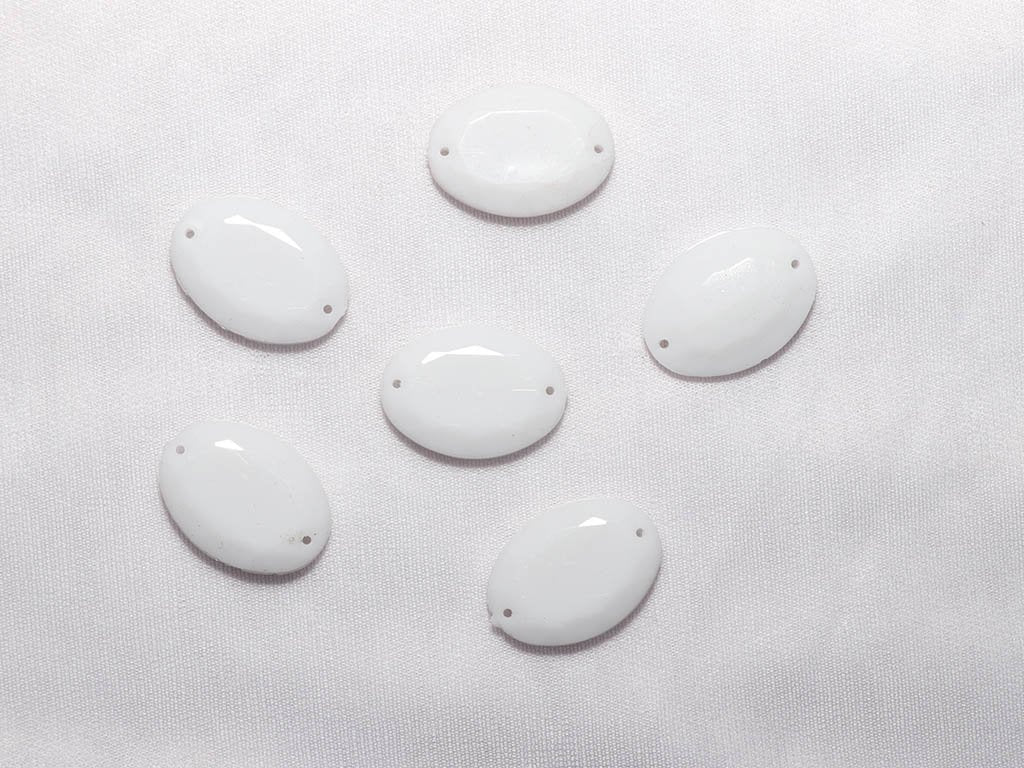 white-dyeable-oval-plastic-stones-25x18-mm-1