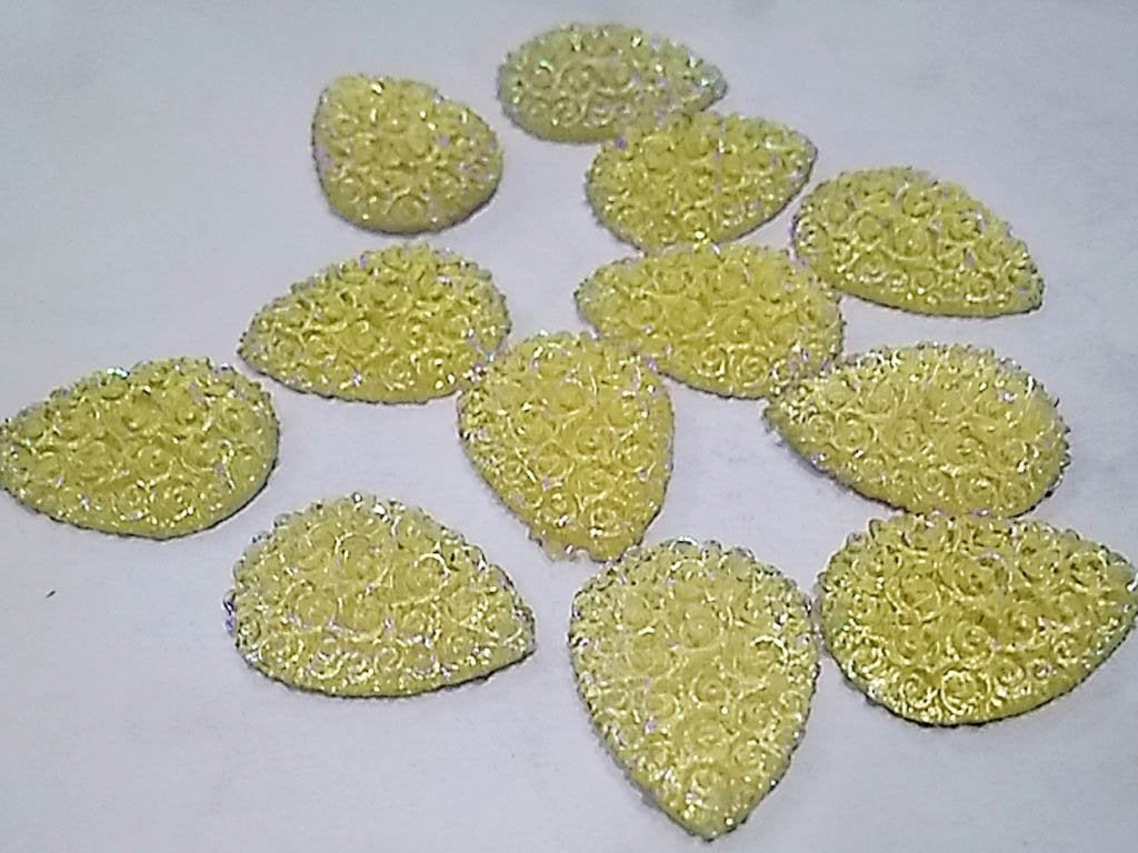 white-flower-drop-plastic-stones-25x18-mm