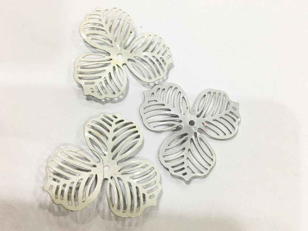 white-flower-metal-embellishment-with-enamel-40-mm