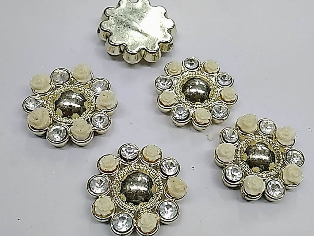 white-flower-plastic-stone-with-resin-flowers-and-glass-stones-32-mm