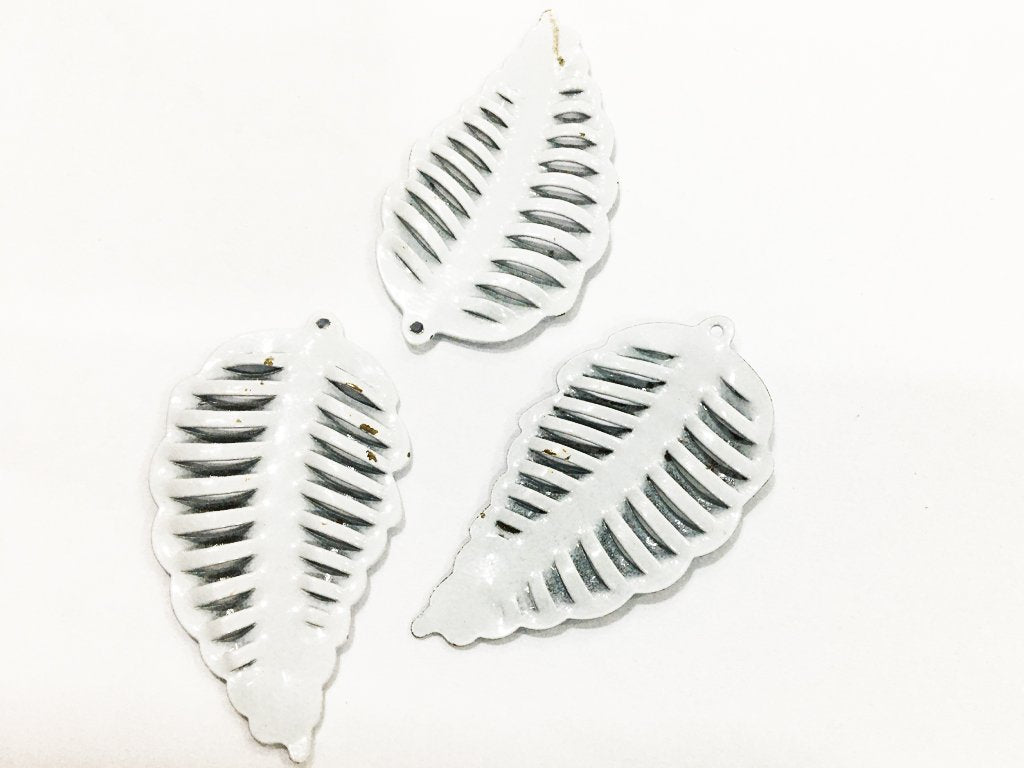 white-leaf-metal-embellishment-with-enamel-40x21-mm