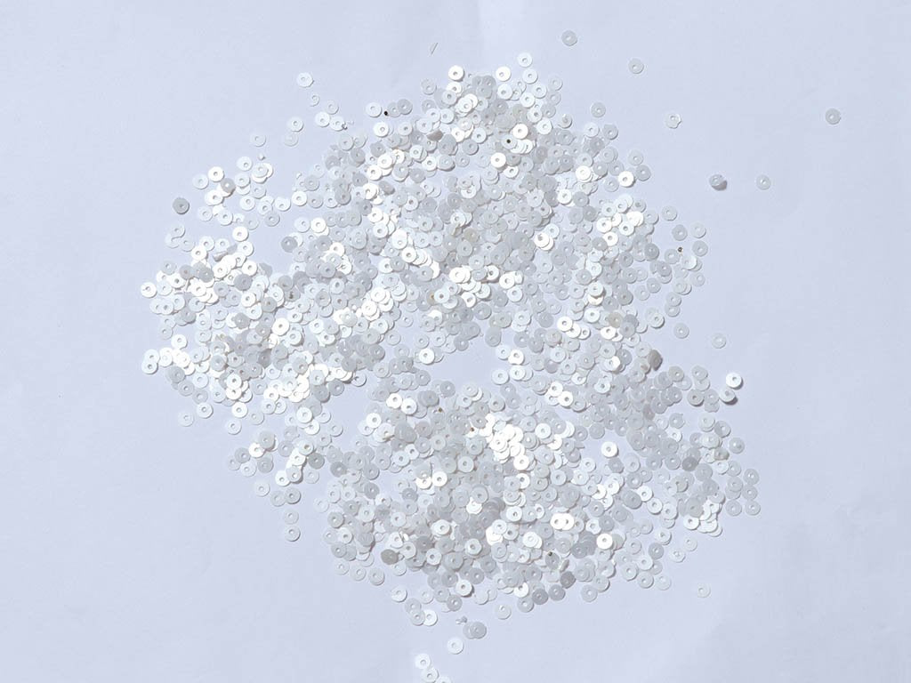 white-lustre-circular-plastic-sequins-4-mm