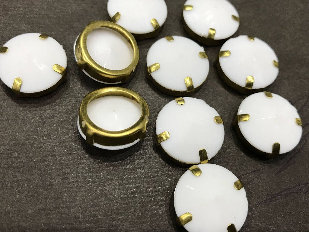 white-milky-circular-resin-stones-with-catcher-18-mm