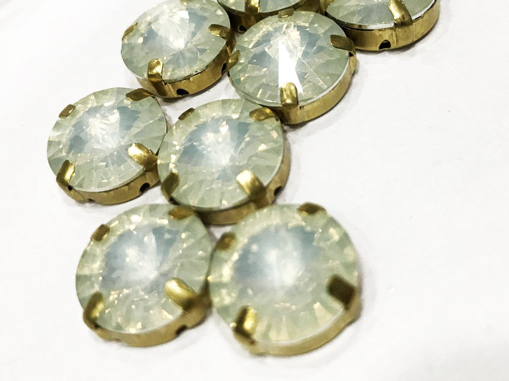 white-opal-circular-resin-stones-with-catcher-14-mm