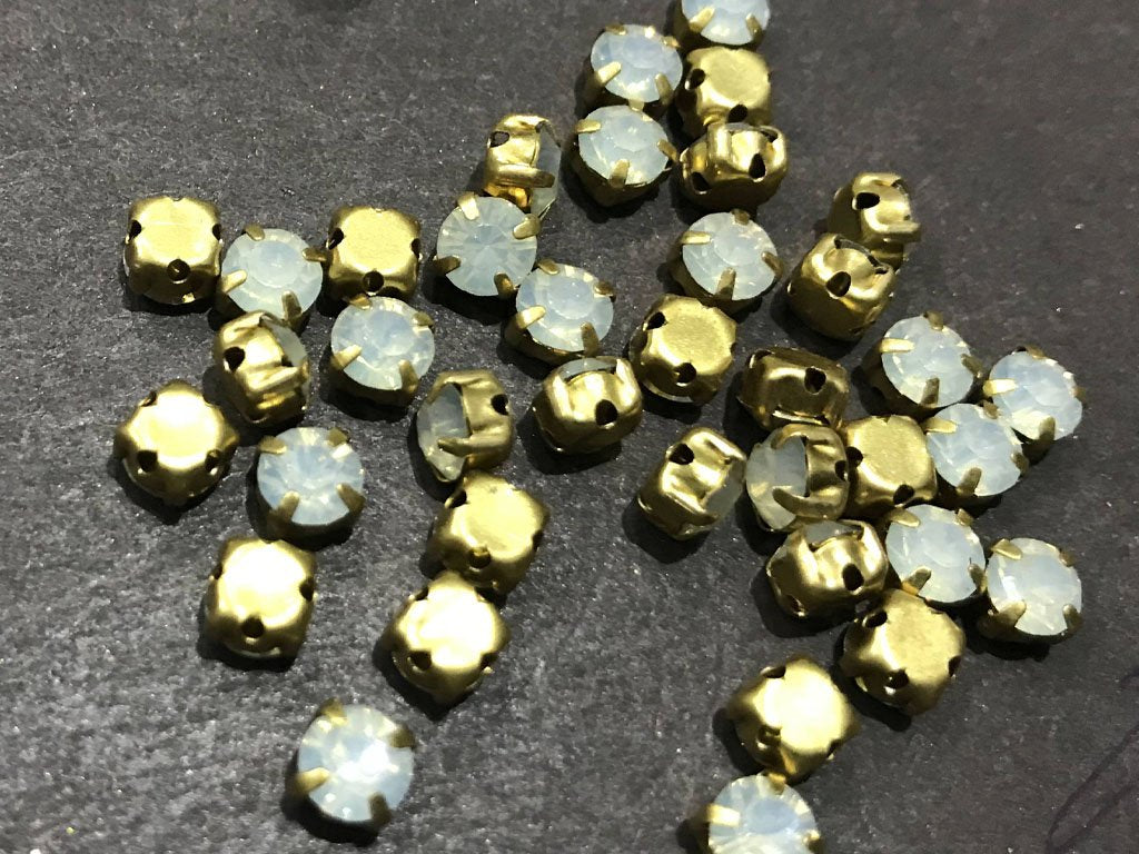 white-opal-circular-resin-stones-with-catcher-24ss-5-mm