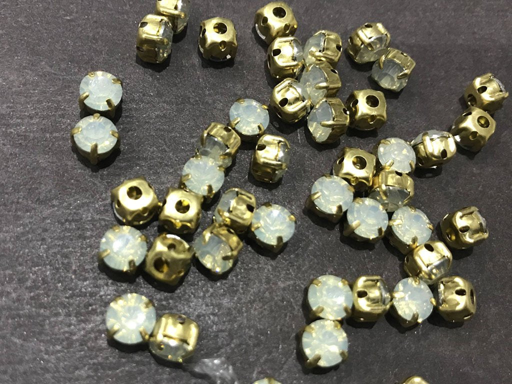 white-opal-circular-resin-stones-with-catcher-28ss-6-mm