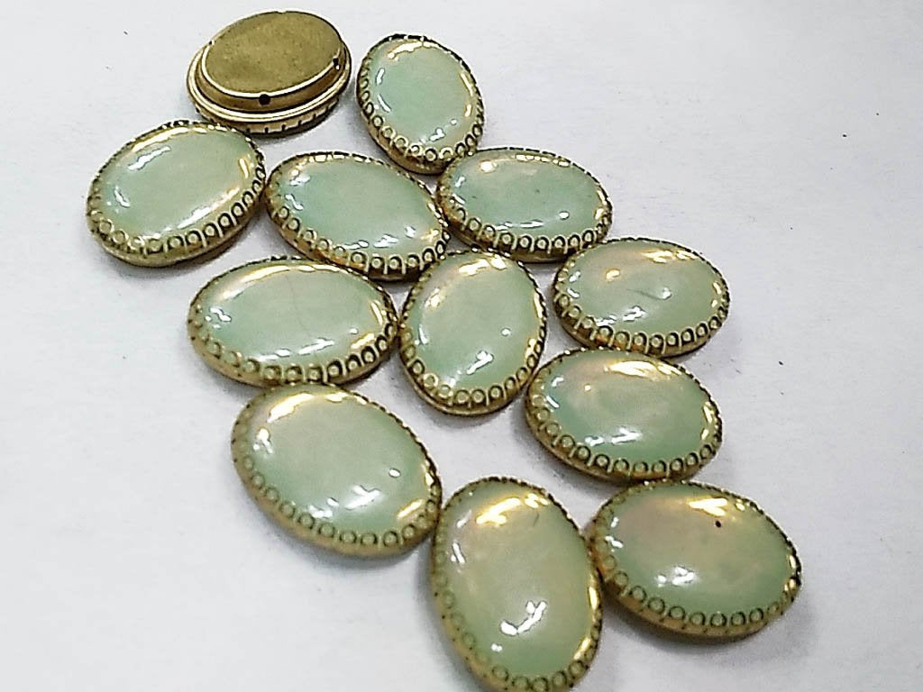 white-opal-oval-plastic-stones-with-catcher-18x13-mm
