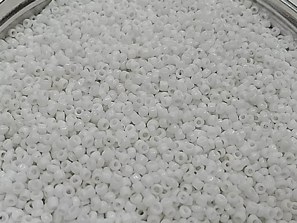 white-opaque-round-rocaille-glass-seed-beads