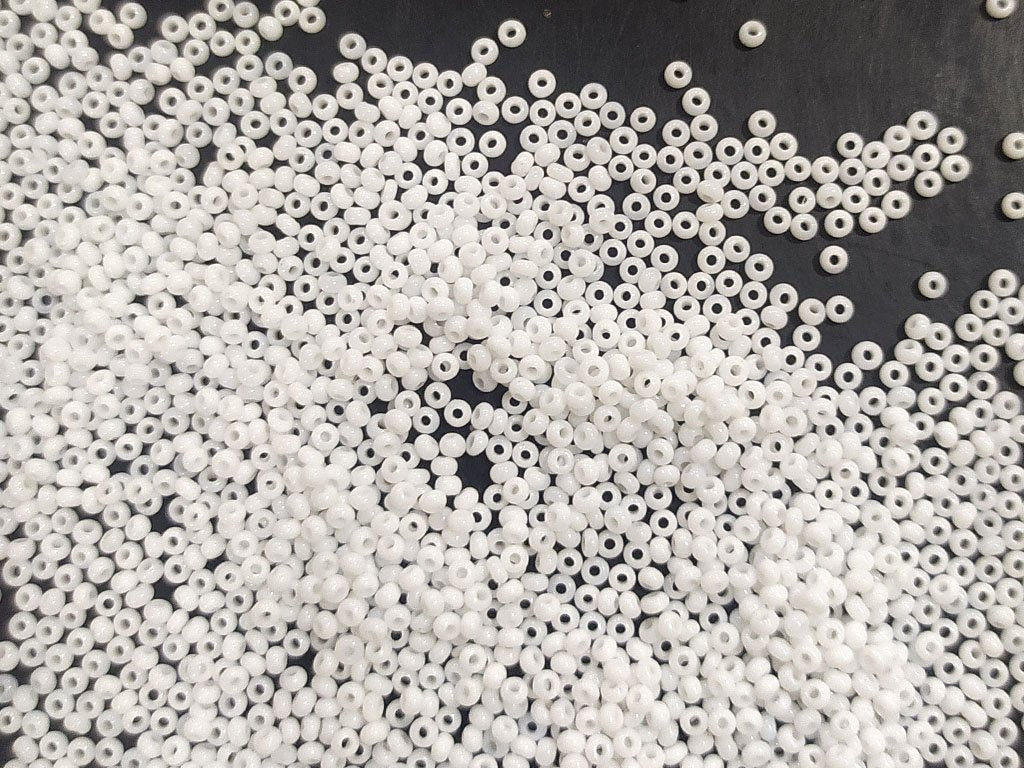 white-opaque-round-rocaille-seed-beads
