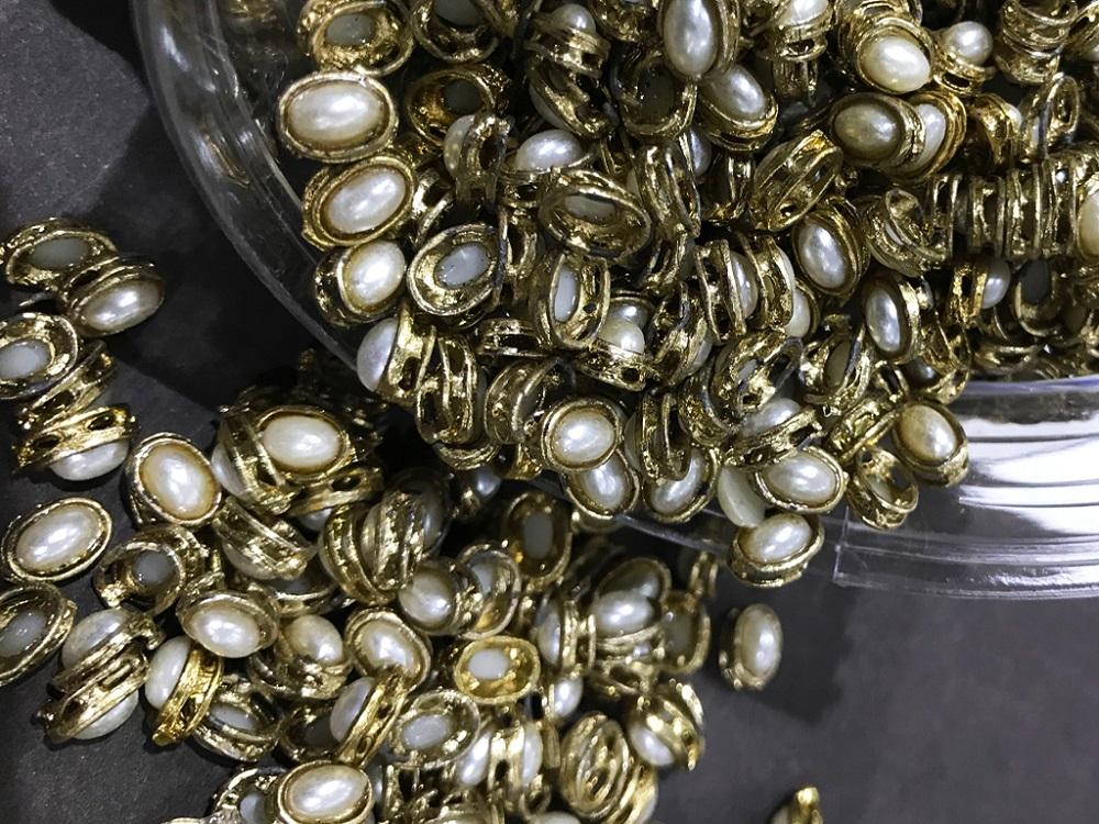 white-pearl-oval-metal-kundan-stone-with-stone-8x6-mm