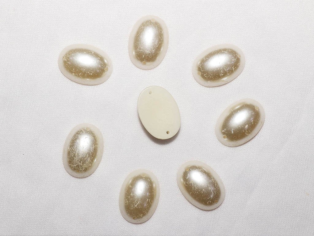 white-pearls-oval-plastic-stones-25x18-mm