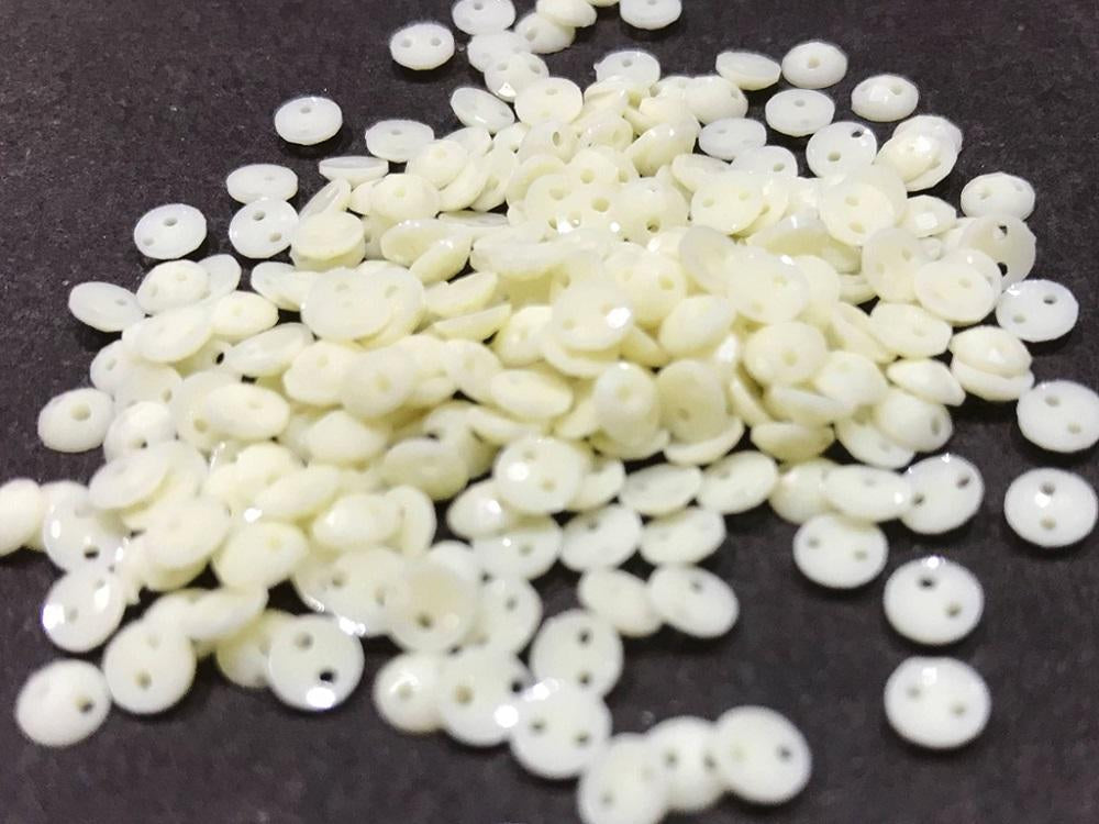 white-round-rivoli-opaque-plastic-stones-dyeable-4-mm