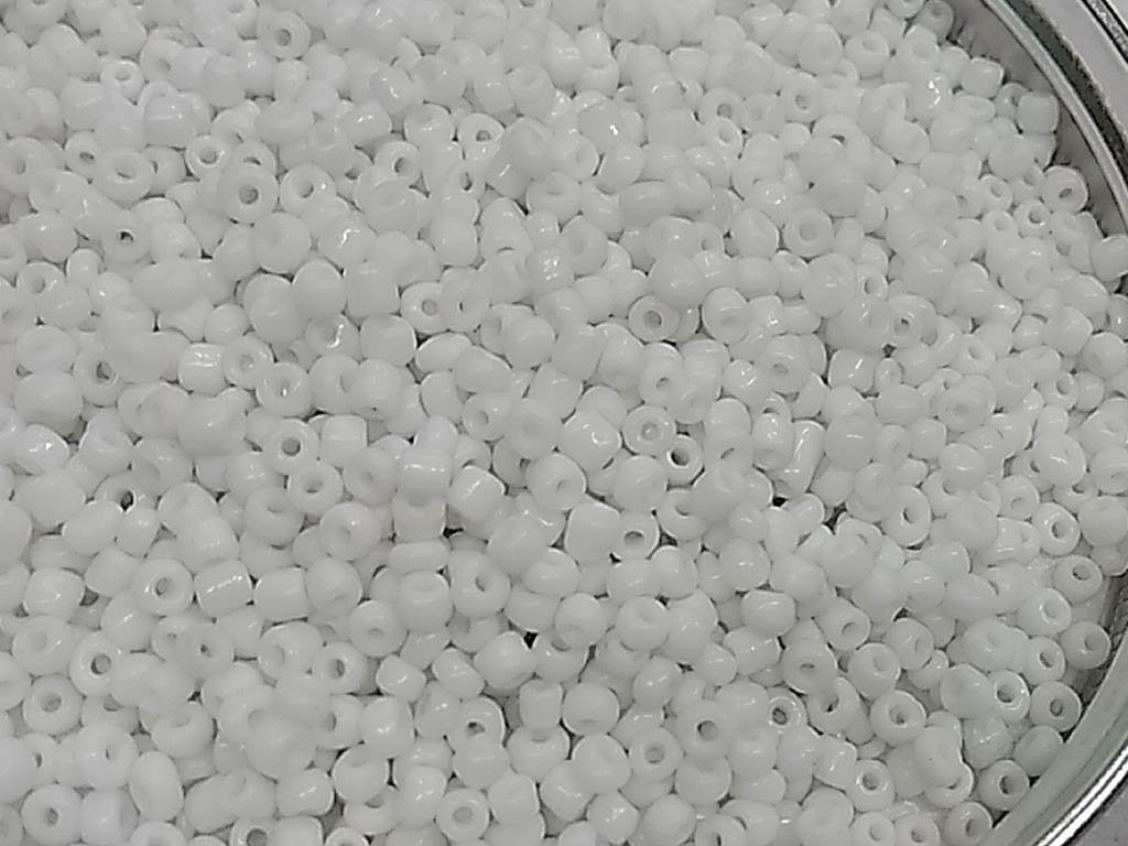 white-round-rocaille-glass-seed-beads