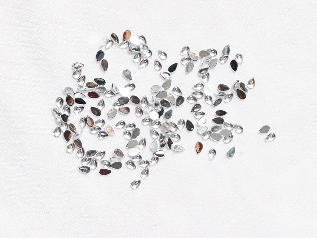 white-transparent-drop-plastic-stones-3x6-mm