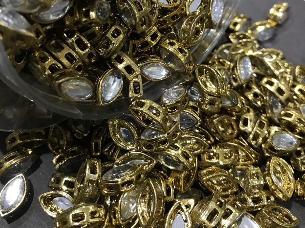 white-transparent-eye-metal-kundan-stone-with-stone-12x6-mm