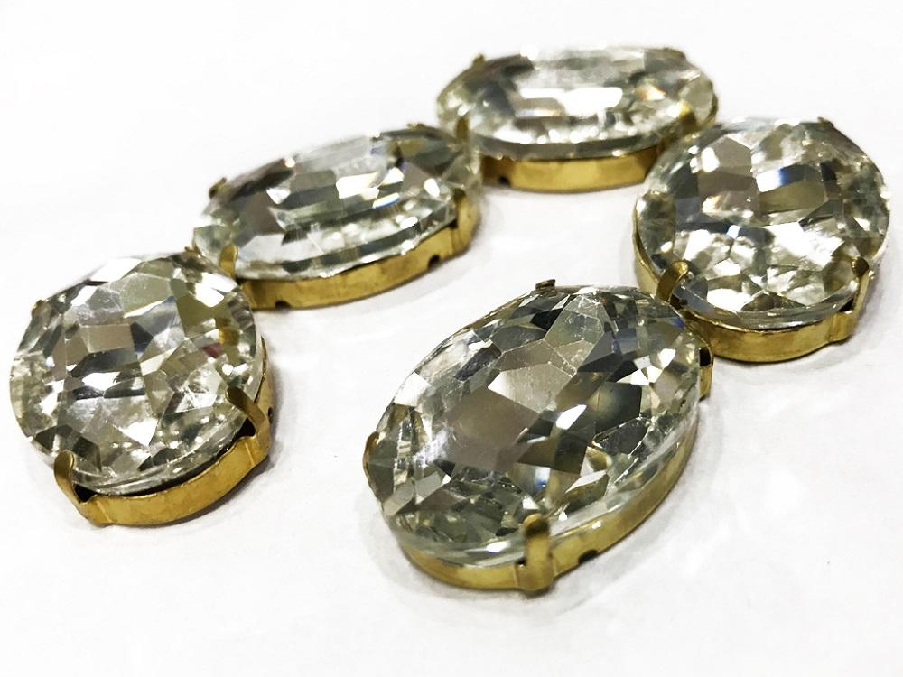 white-transparent-oval-glass-stone-with-catcher-30x20-mm