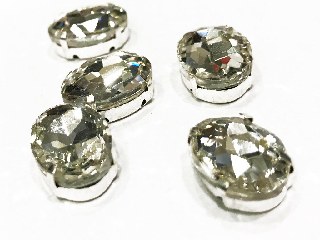 white-transparent-oval-glass-stone-with-silver-catcher-18x13-mm