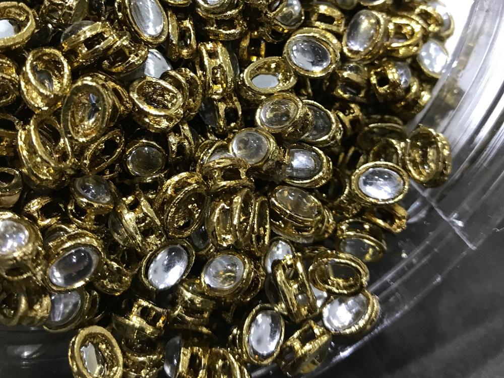 white-transparent-oval-metal-kundan-stone-with-stone-8x6-mm