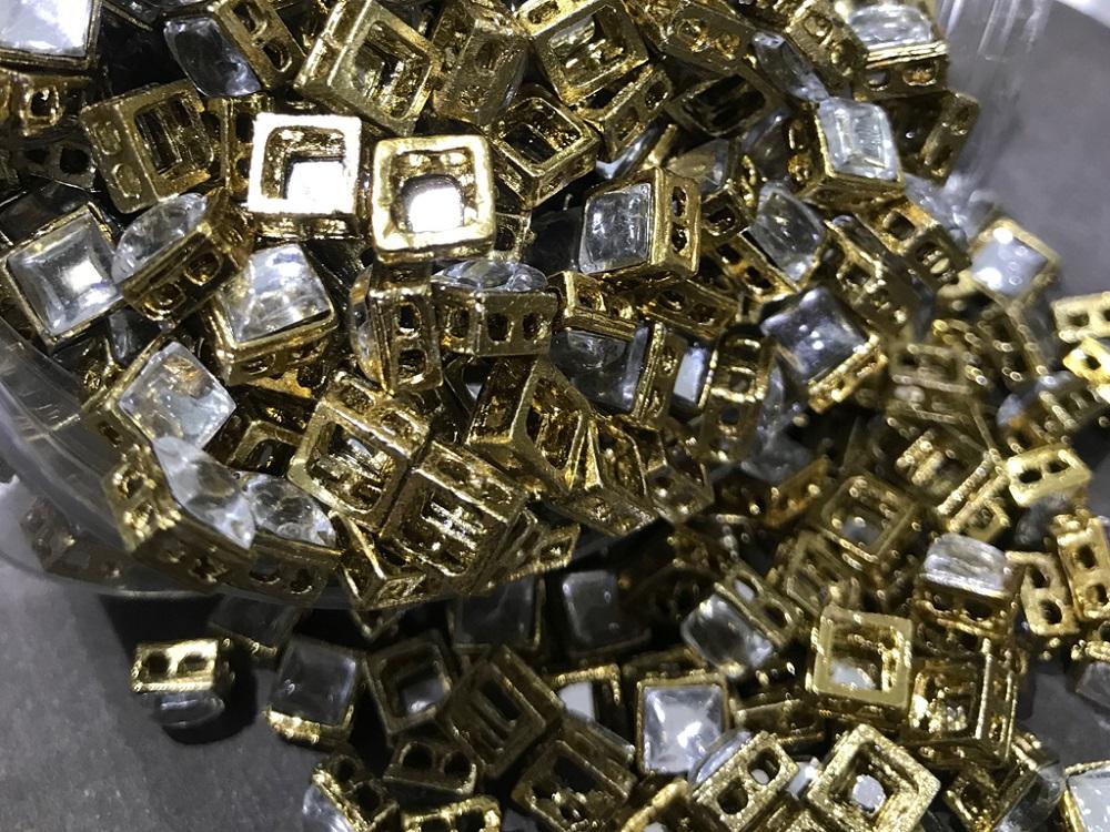 white-transparent-square-metal-kundan-stone-with-stone-7x7-mm