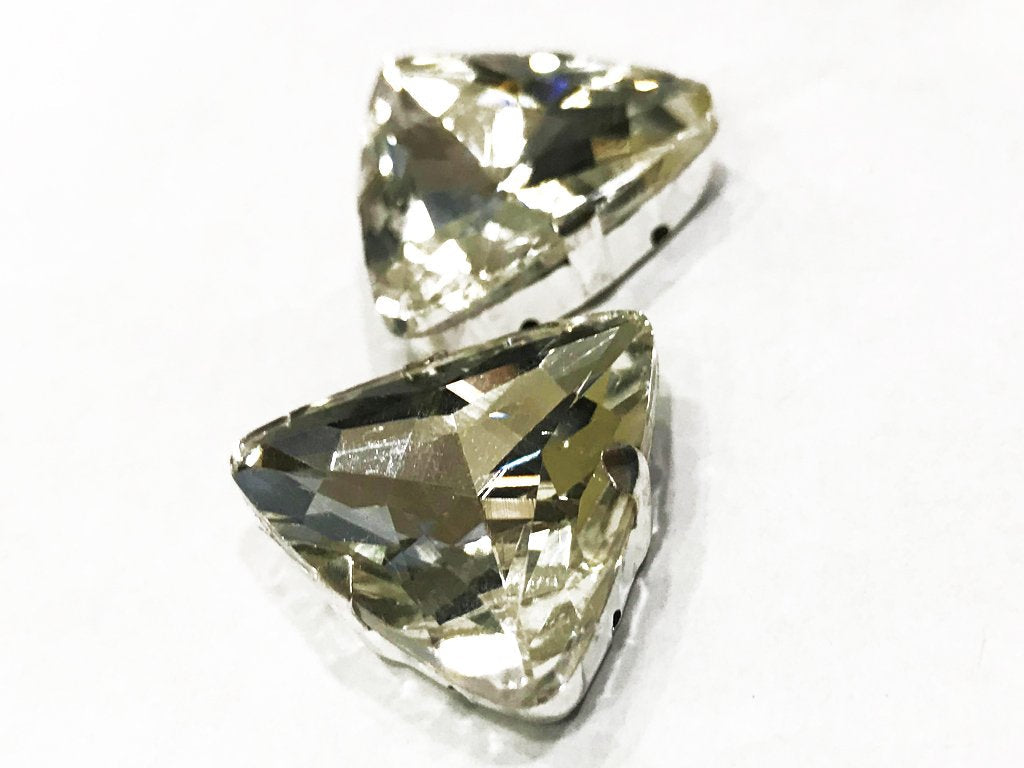 white-transparent-triangular-glass-stone-with-silver-catcher-23x23-mm
